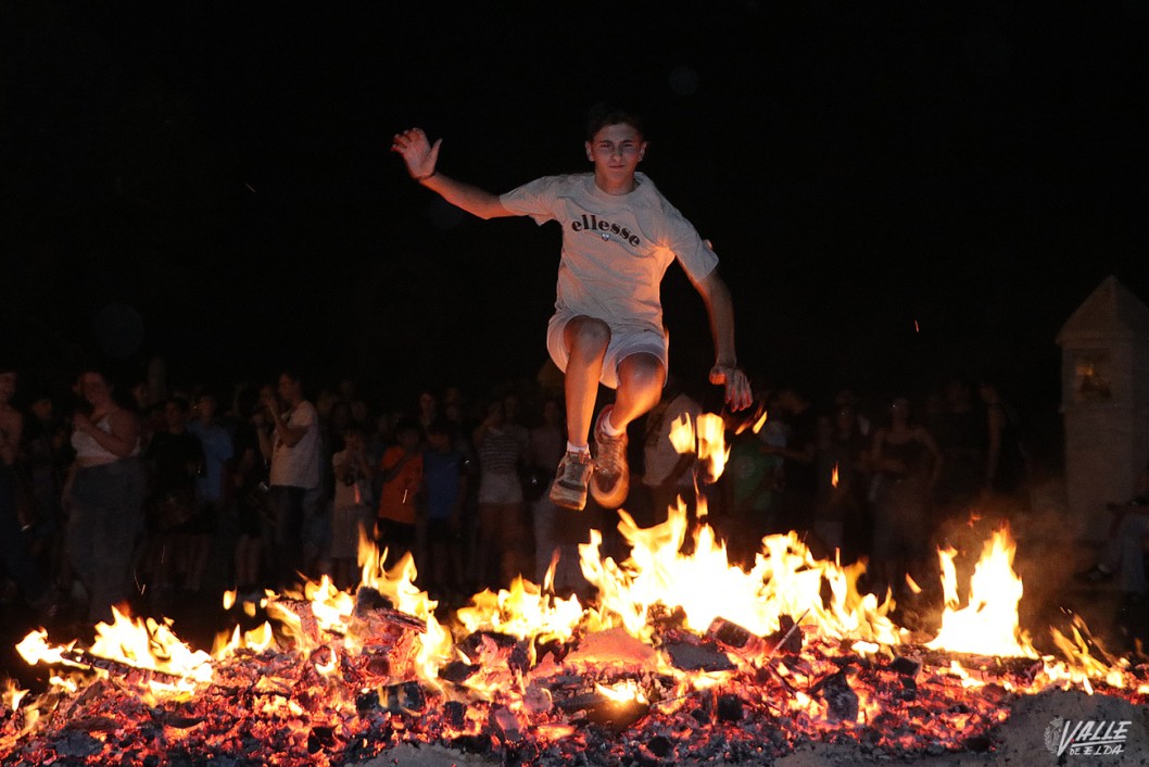 Los petrerenses cumplen con la tradición de la "Foguera de Sant Antoni" Los petrerenses cumplen con la tradición de la "Foguera de Sant Antoni"