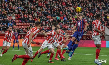El acierto del Sporting rompe la racha del Deportivo (2-0)