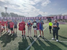 Los veteranos del CD Eldense homenajean al exjugador Antonio G&oacute;mez