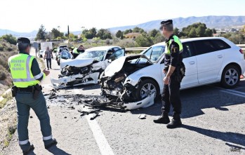 Grave accidente frontal con dos heridos en la carretera de Mon&oacute;var