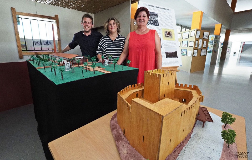 Los alumnos del IES La Canal donan una maqueta del castillo y otra del Horno Cultural a Petrer Los alumnos del IES La Canal donan una maqueta del castillo y otra del Horno Cultural a Petrer