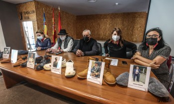 Paco Torreblanca dona unos zapatos al Museo del Calzado