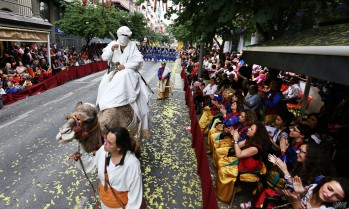 Junta Central y hosteleros de Padre Manj&oacute;n llegan a un acuerdo para que sigan las terrazas a pie de desfile