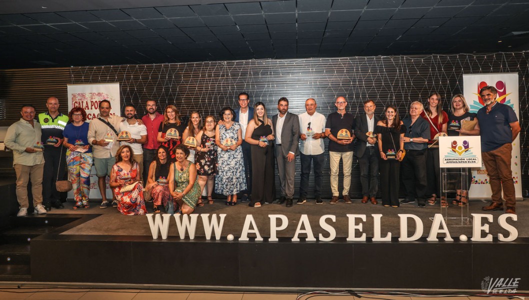 Las AMPAS premian la labor de familias, profesorado y centros en la segunda Gala por la Educación Eldense Las AMPAS premian la labor de familias, profesorado y centros en la segunda Gala por la Educación Eldense