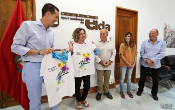 La Cofrad&iacute;a de los Santos Patronos entrega la camiseta de la Traca a la pregonera y al alcalde