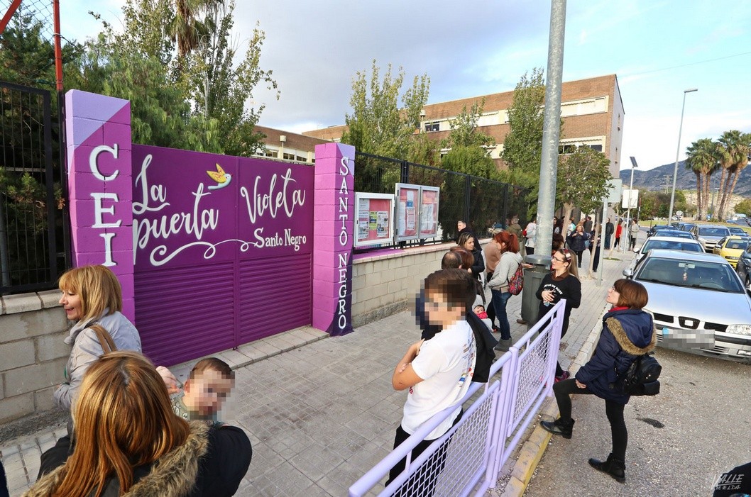 Una puerta violeta en homenaje a Jessyca, la joven mamá asesinada frente al Santo Negro hace un año Una puerta violeta en homenaje a Jessyca, la joven mamá asesinada frente al Santo Negro hace un año