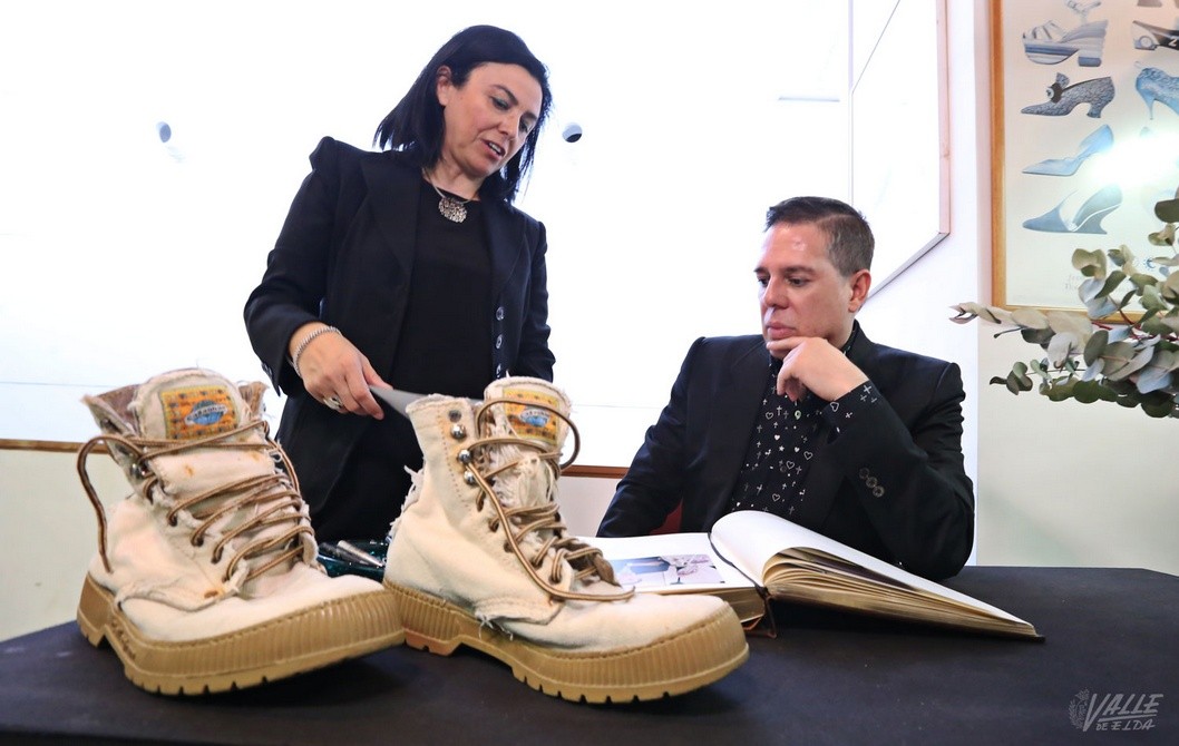 Hannibal Laguna dona unos zapatos al Museo del Calzado con los que visitó los cinco continentes Hannibal Laguna dona unos zapatos al Museo del Calzado con los que visitó los cinco continentes