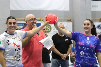 El Elda Prestigio y el Balonmano Petrer re&uacute;nen 4.000 euros para AcMavi