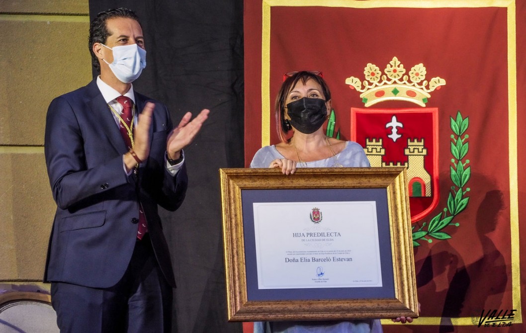 Elia Barceló y Antonio Porpetta son ya Hijos Predilectos de Elda Elia Barceló y Antonio Porpetta son ya Hijos Predilectos de Elda