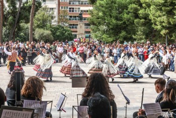 Cientos de personas festejan el primer siglo de La Fraternidad y el D&iacute;a de la Comunidad