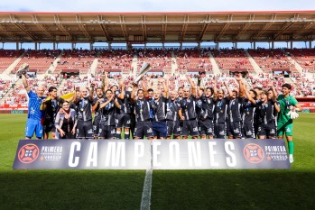 Hazte una foto con la copa del CD Eldense