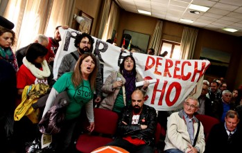 La Plataforma de Afectados por la Hipoteca toma parte del protagonismo del pleno