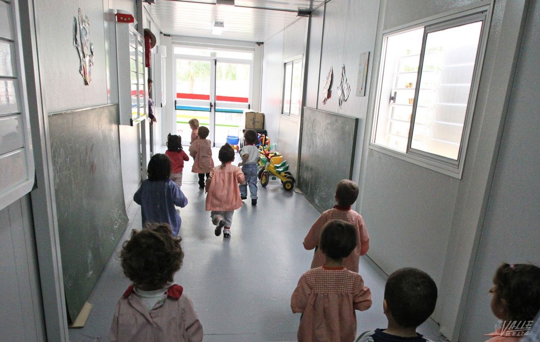La mitad de familias de Santa Infancia no llevan a sus hijos a clase por las goteras de las aulas prefabricadas La mitad de familias de Santa Infancia no llevan a sus hijos a clase por las goteras de las aulas prefabricadas