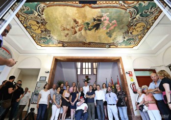 El mural m&aacute;s antiguo de Elda ya luce en el techo de la entrada del Ayuntamiento