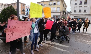 Decenas de familias piden el "pin parental" contra los talleres de educaci&oacute;n sexual en Elda