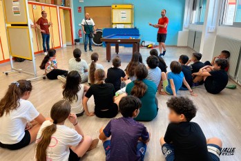 Los alumnos del colegio Pintor Sorolla aprenden a jugar al billar
