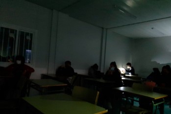 El IES Azor&iacute;n repara la luz provisionalmente tras las protestas de los estudiantes de 2&ordm; de Bachillerato