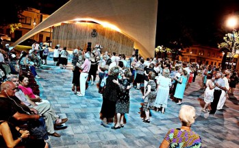 Vuelven los bailes para mayores a la Plaza Castelar en agosto