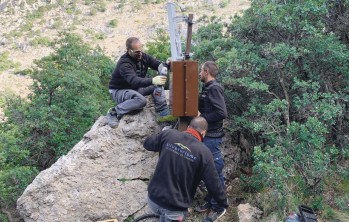 La empresa eldense Silvoturismo Mediterr&aacute;neo instala toda la log&iacute;stica para dotar de conectividad el Puig Campana