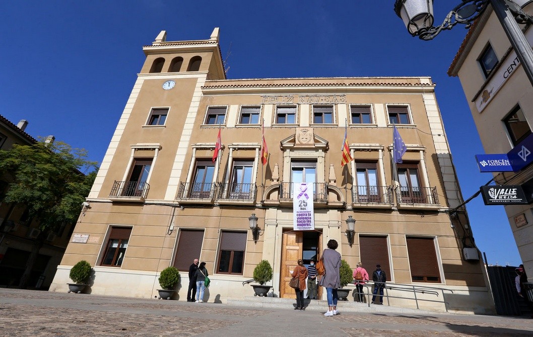 Elda solicita una subvención de 370.000 euros para contratar a 28 personas mayores de 30 años Elda solicita una subvención de 370.000 euros para contratar a 28 personas mayores de 30 años