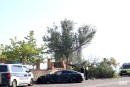 Un conductor se estrella contra un árbol y la Casa Colorá Un conductor se estrella contra un árbol y la Casa Colorá