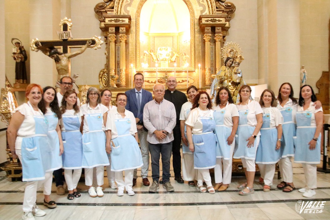 Las camareras acicalan a la Virgen de la Salud Las camareras acicalan a la Virgen de la Salud