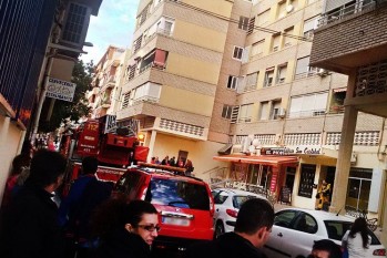 El incendio de una lavadora en la 14&ordf; planta del edificio San Crist&oacute;bal activa en Elda un gran despliegue