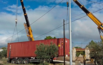 Un cami&oacute;n queda atrapado entre oliveras