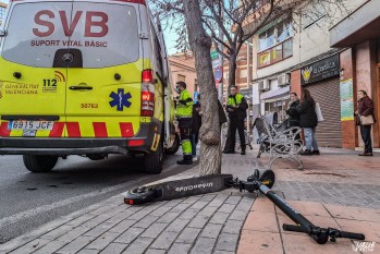 Accidente entre un coche y un patinete el&eacute;ctrico en la rotonda de La Farola