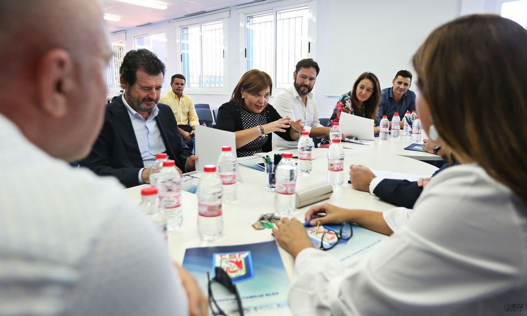 Isabel Bonig visita Sagrada Familia: "Espero que le devuelvan el aula de Bachiller y la libertad de elección" Isabel Bonig visita Sagrada Familia: "Espero que le devuelvan el aula de Bachiller y la libertad de elección"
