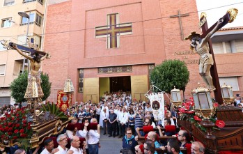 Encuentro hist&oacute;rico entre los Cristos de Petrer  y Elda