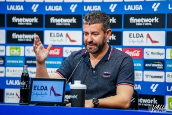 Fernando Est&eacute;vez: "Nos quedan tres victorias para los 50 puntos, que es el objetivo real"