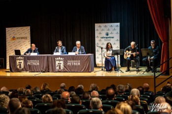 Vicent Olmos presenta su nuevo libro rodeado de cientos de personas