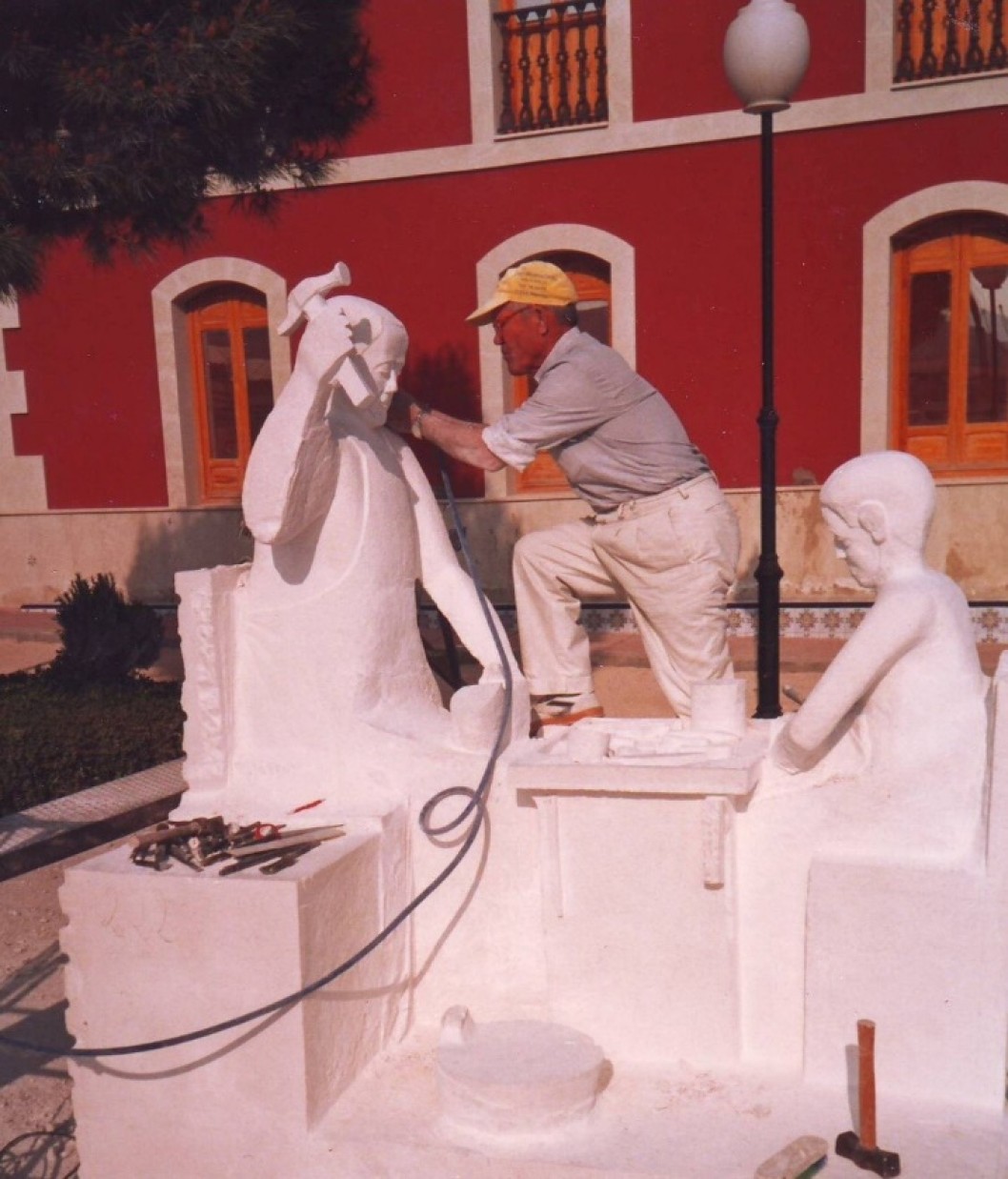 Fallece el autor de la escultura “Zapatero y aprendiz” ubicada en la Plaza del Zapatero Fallece el autor de la escultura “Zapatero y aprendiz” ubicada en la Plaza del Zapatero