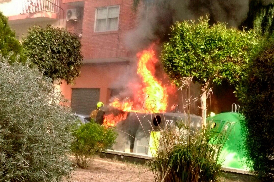 Arden más contenedores en Elda Arden más contenedores en Elda