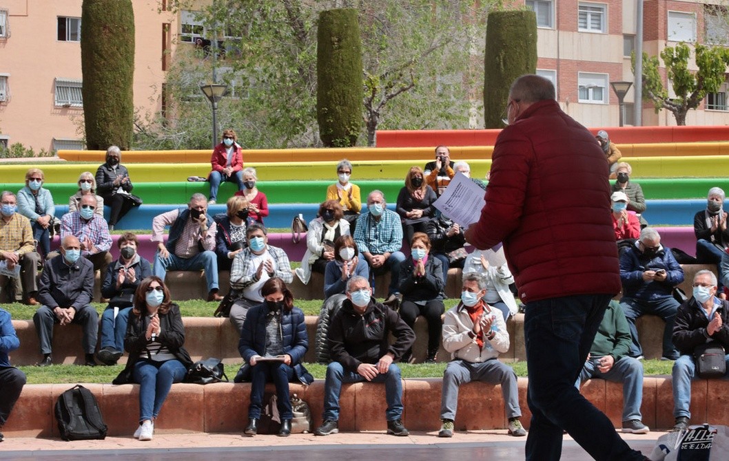 Un centenar de personas se manifiestan en Petrer contra la privatización de las pensiones Un centenar de personas se manifiestan en Petrer contra la privatización de las pensiones