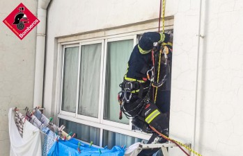 Los bomberos auxilian a una mujer de 80 a&ntilde;os que llevaba en el suelo de su ba&ntilde;o m&aacute;s de un d&iacute;a