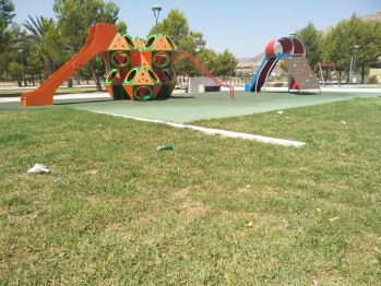 Vecinos del Sector 9 est&aacute;n "hartos de los ruidos y suciedad que deja la gente cada noche en el parque"