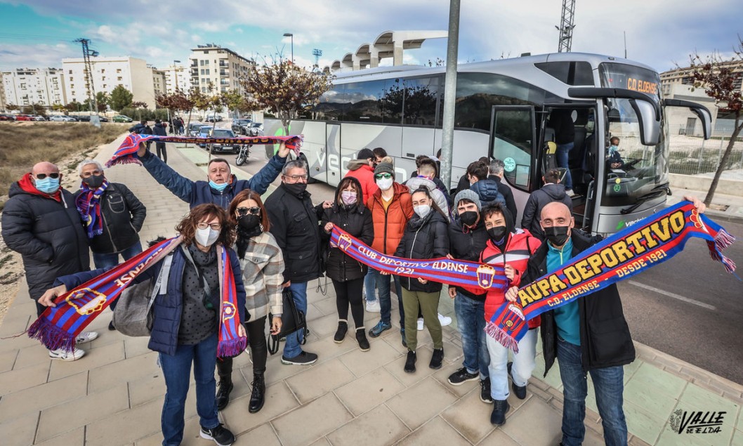 La afición azulgrana llena cuatro autocares para arropar al Deportivo Eldense esta tarde en Águilas La afición azulgrana llena cuatro autocares para arropar al Deportivo Eldense esta tarde en Águilas