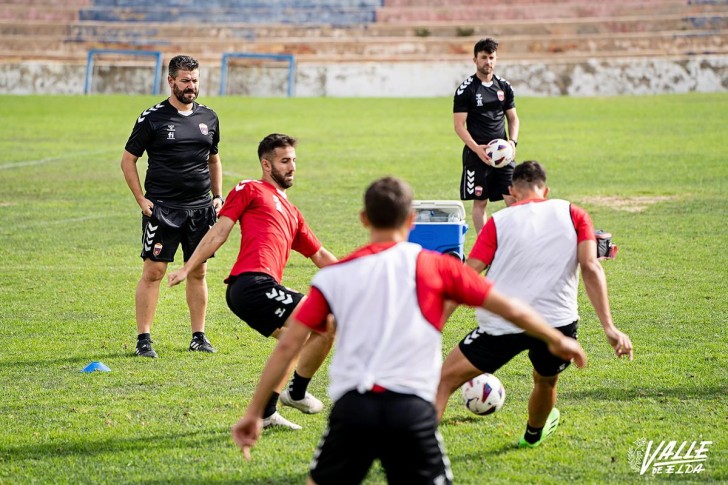 Fernando Est&eacute;vez: "Necesitamos a la afici&oacute;n este domingo para conseguir esta importante victoria"