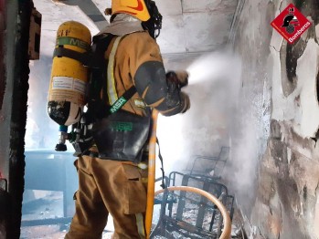 Unos j&oacute;venes inician un fuego  en una f&aacute;brica tras un botell&oacute;n