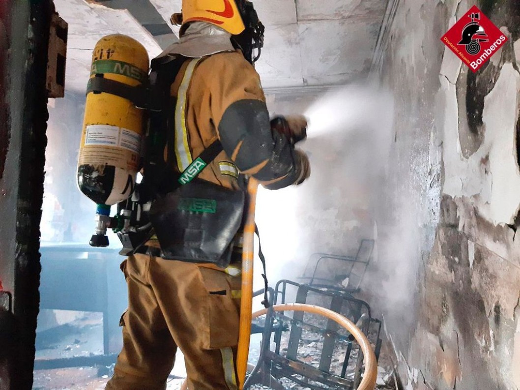 Unos jóvenes inician un fuego en una fábrica tras un botellón Unos jóvenes inician un fuego en una fábrica tras un botellón