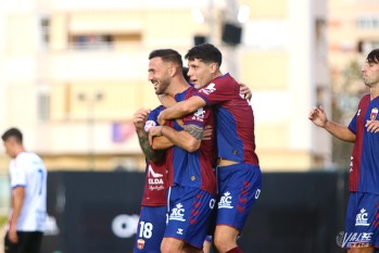 Un Eldense con diez recupera la victoria ante el Algeciras (3-2)