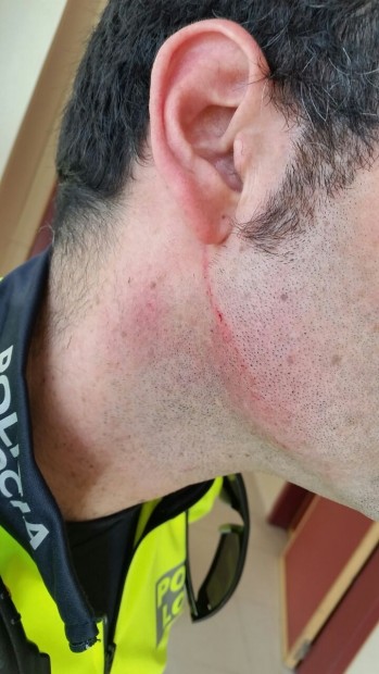Un agente de la Polic&iacute;a Local impide que una mujer agreda a Adela Pedrosa