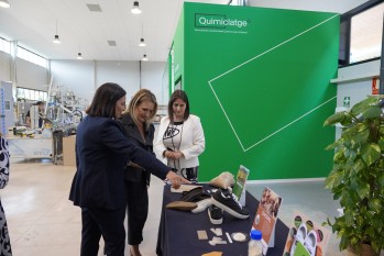 La consellera Nuria Montes inaugura un demostrador de reciclado qu&iacute;mico en INESCOP