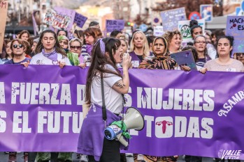 M&aacute;s de 1.500 personas conforman una gran marea morada por el D&iacute;a de la Mujer