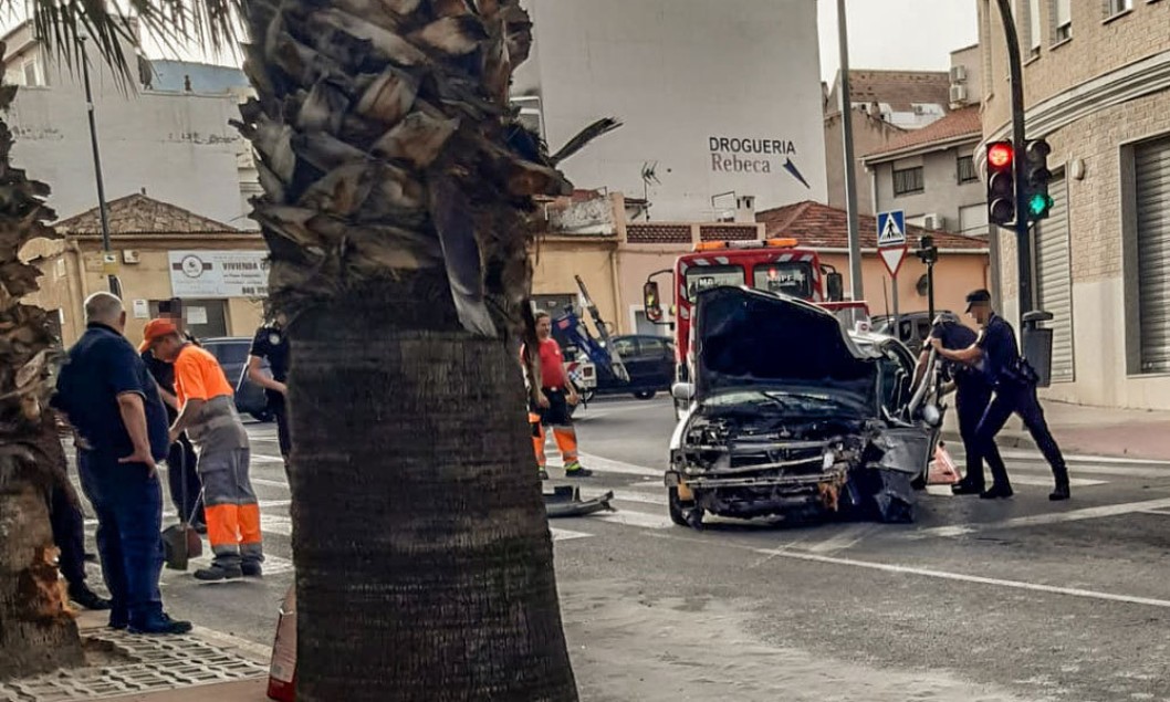 Un vehículo choca contra una palmera en Petrer Un vehículo choca contra una palmera en Petrer