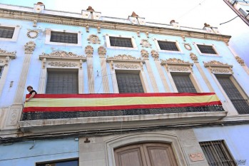Cuelgan banderas de Espa&ntilde;a por toda Elda: pol&iacute;ticos y vecinos opinan sobre el refer&eacute;ndum de Catalu&ntilde;a