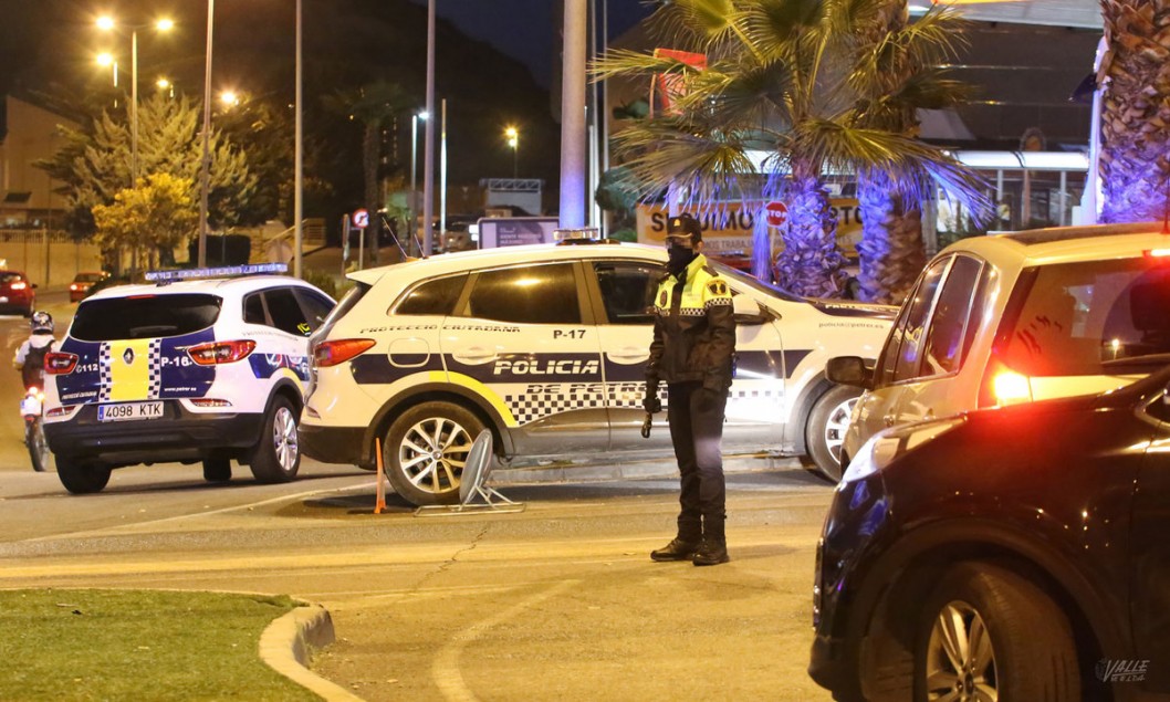 La Policía de Elda y Petrer se une para luchar contra los botellones La Policía de Elda y Petrer se une para luchar contra los botellones