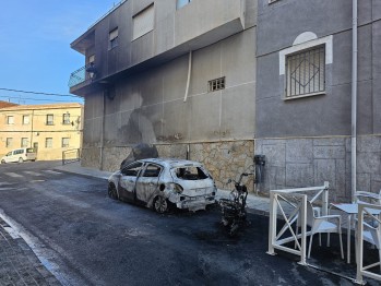 Arden tres veh&iacute;culos en plena madrugada en el barrio La Torreta